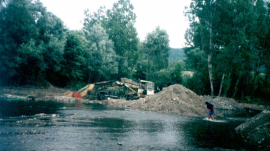 Незаконен добив на злато край Струма