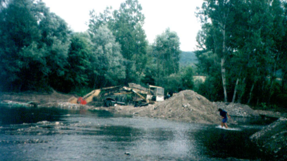 Нелегален добив на злато чрез промиване на пясък е разкрит