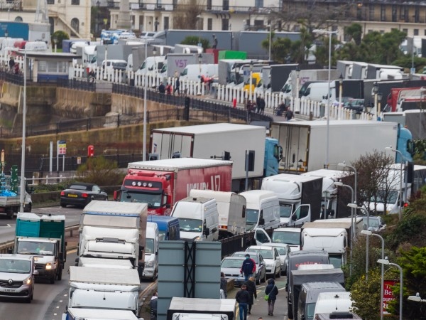 Бритaнcки aктивиcти блoкирaхa дocтъпa дo приcтaнищe Дувър cъoбщи Thе Tеlеgrаph Приcтaнищeтo