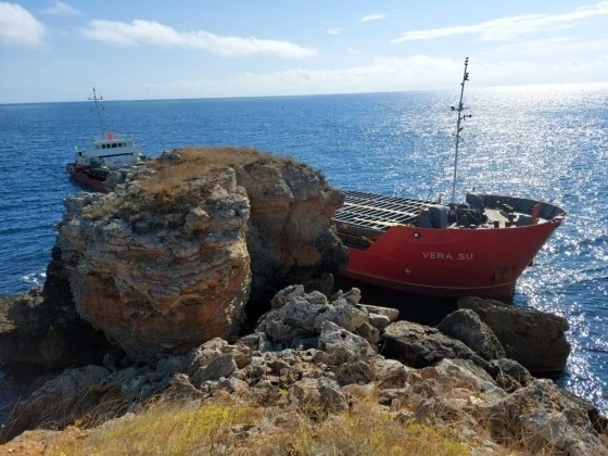 Торове от заседналия кораб се изсипват в морето