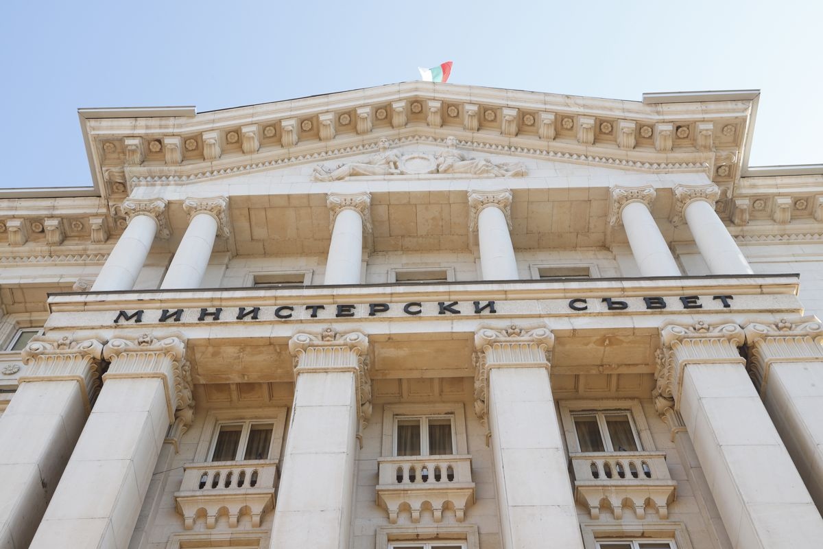 Наложеният от 45 ото Народно събрание мораториум върху сделките и назначенията