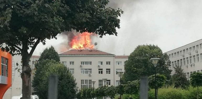 Гори покривът на Медицинския университет в Плевен Пожарникари гасят пламъците