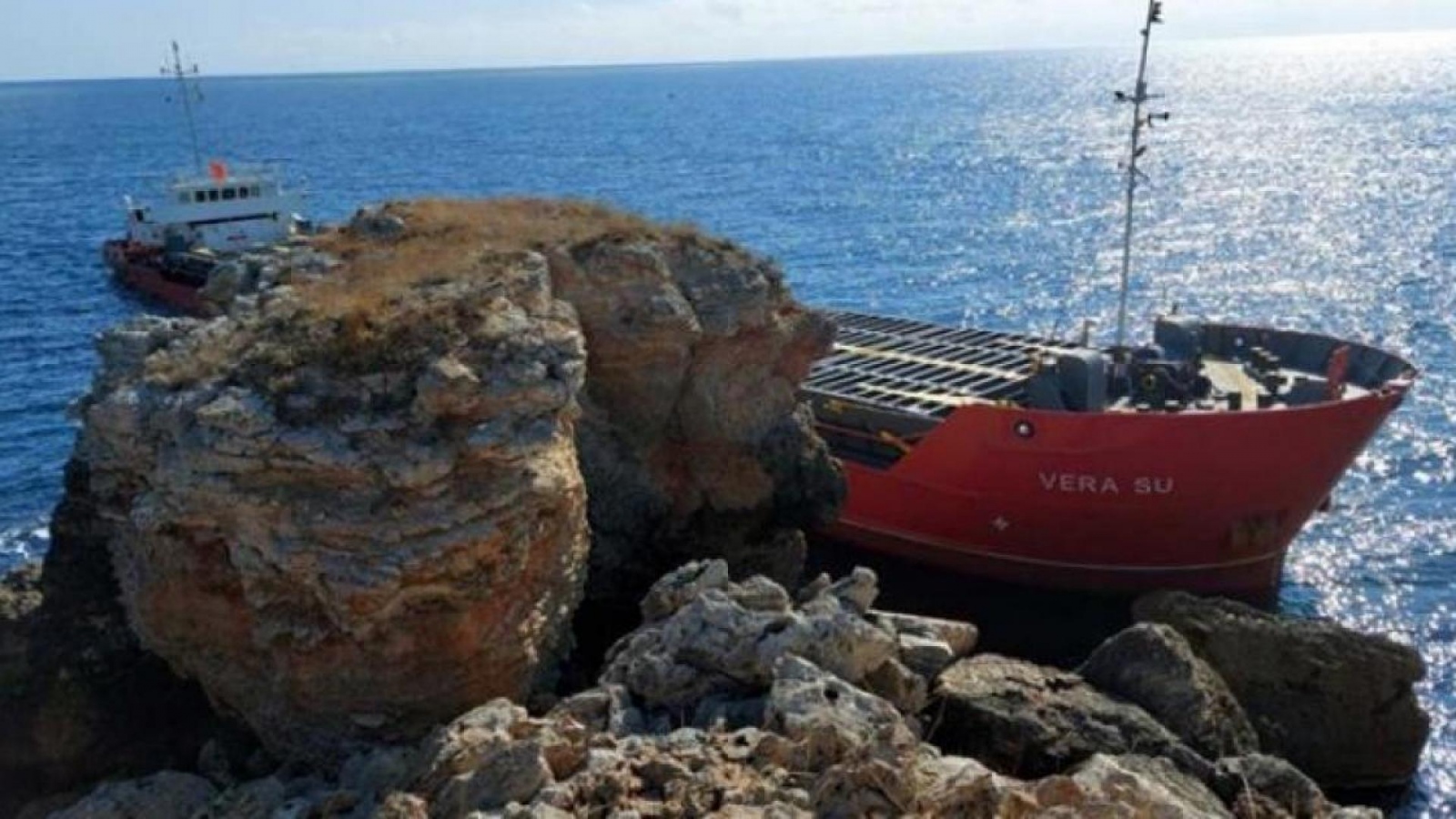 Освободиха шефа на Морска администрация заради заседналия край Камен бряг