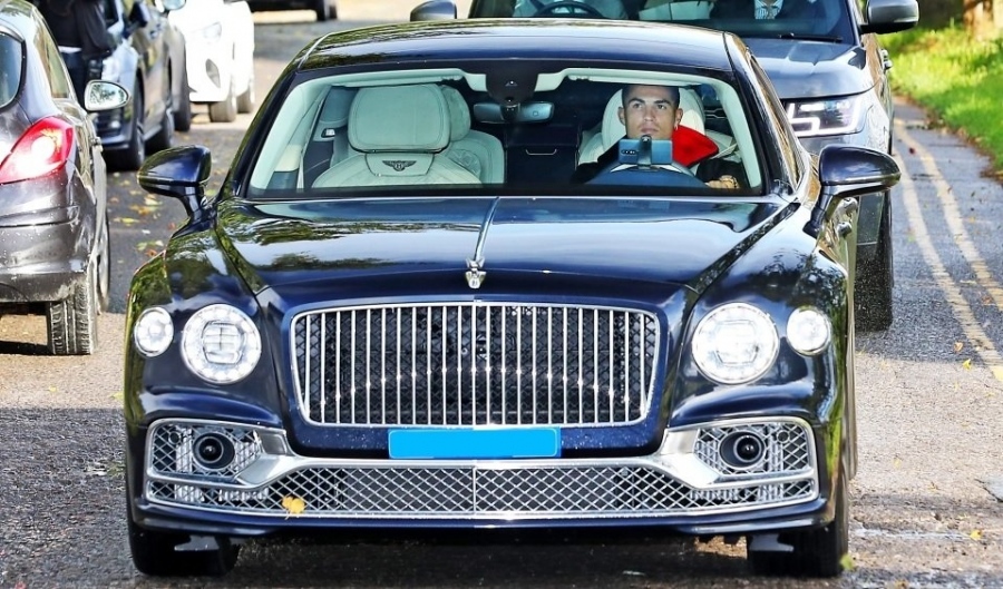 Bentley-то на Кристиано Роналдо остана без бензин след седем часа чакане на бензиностанция