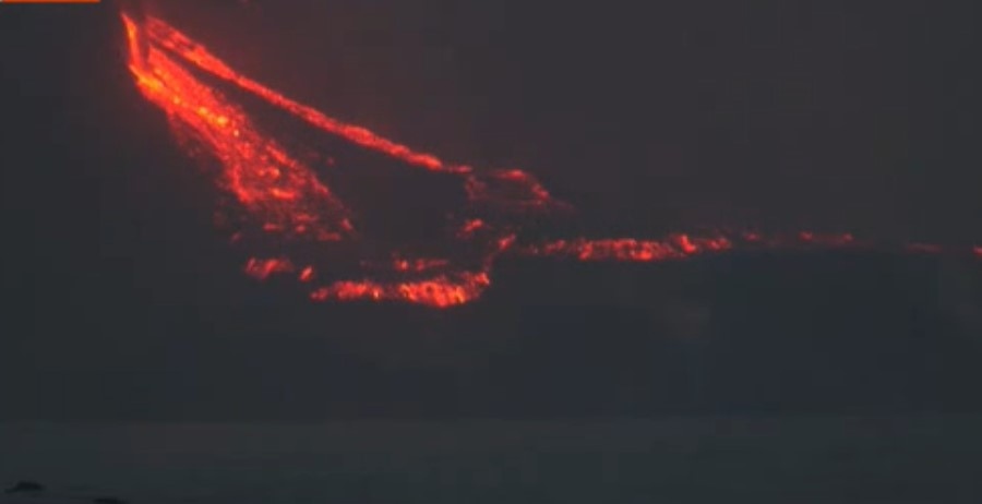 Нов поток лава започна да бълва вулканът на испанския остров