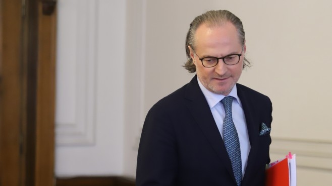 Заради участието си в кандидатпрезидентската кампания председателят на Върховния касационен