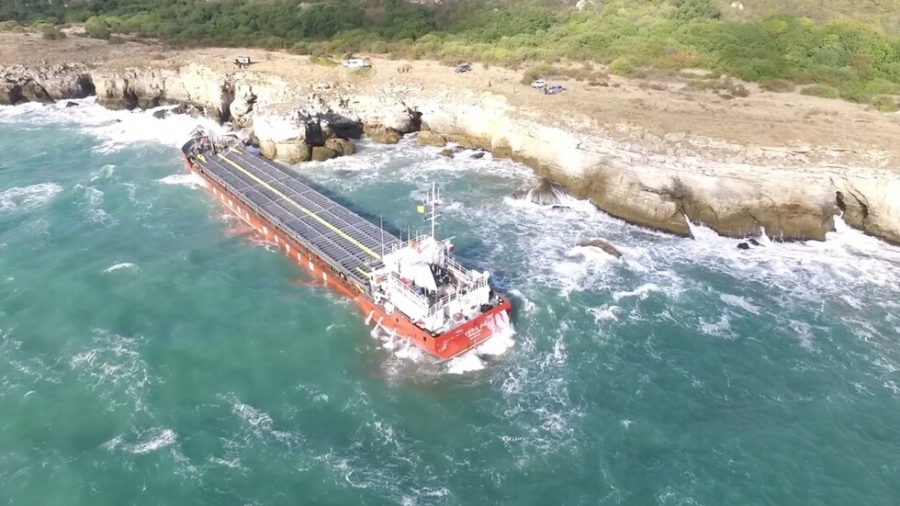 Пристигат баржите, с които трябва да започне разтоварването на азотния тор от Вера Су