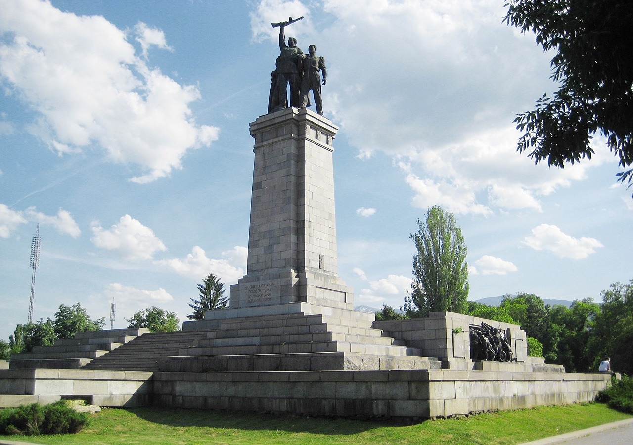 Нов скандал се разгоря около паметника на съветския окупатор издигнат