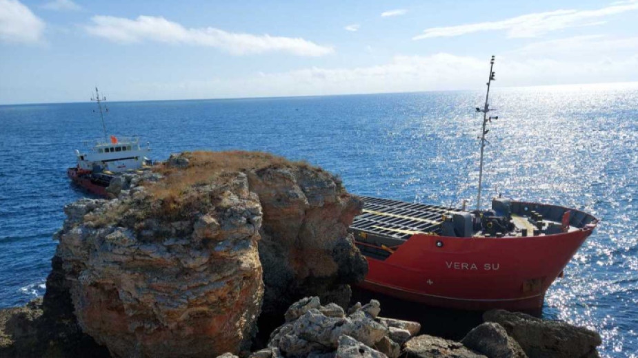 Започна акция по евакуацията на част от моряците от заседналия