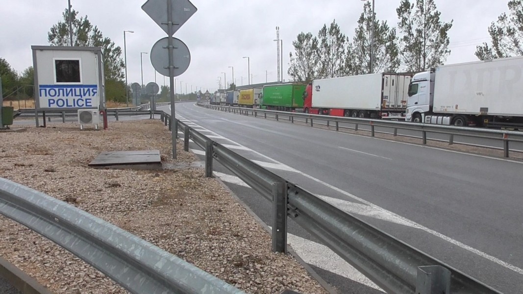 Над 14 километра е опашката от тирове към граничния пункт