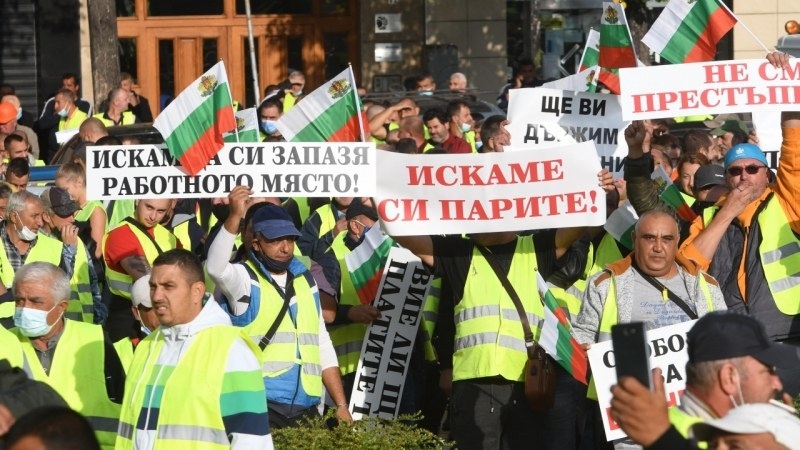 Протест блокира София: Пътни строители и тежка техника на жълтите павета