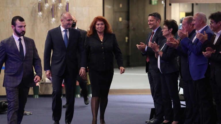 Подписката за регистрация на кандидатпрезидентската двойка Румен Радев Илияна Йотова беше