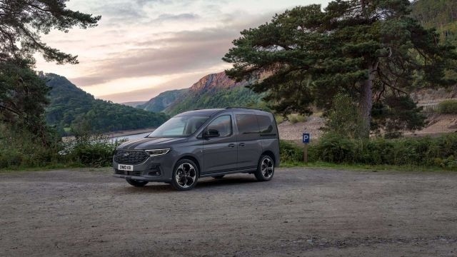 Новият Ford Tourneo дебютира с огромна решетка и множество прилики с VW Caddy