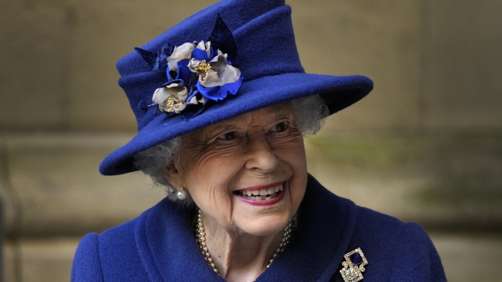 Във вторник кралица Елизабет II за първи път използва бастун