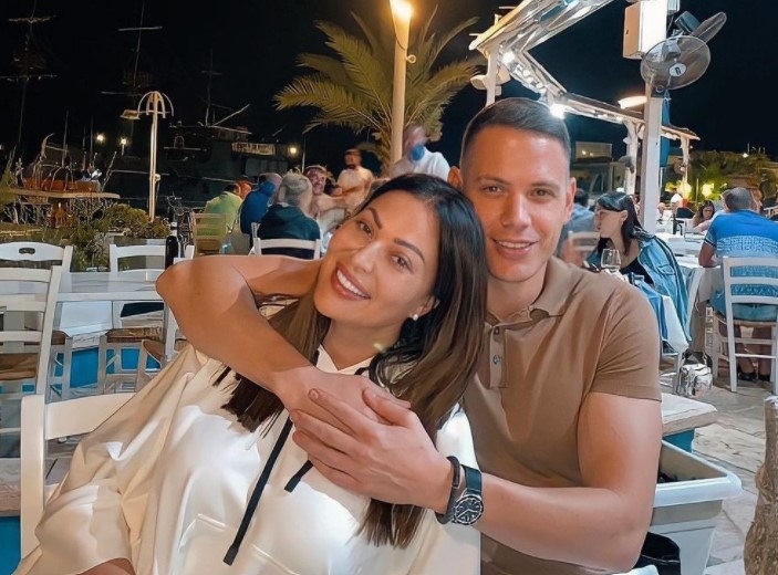 Спорът дали любовта е способна да споходи човек повече от