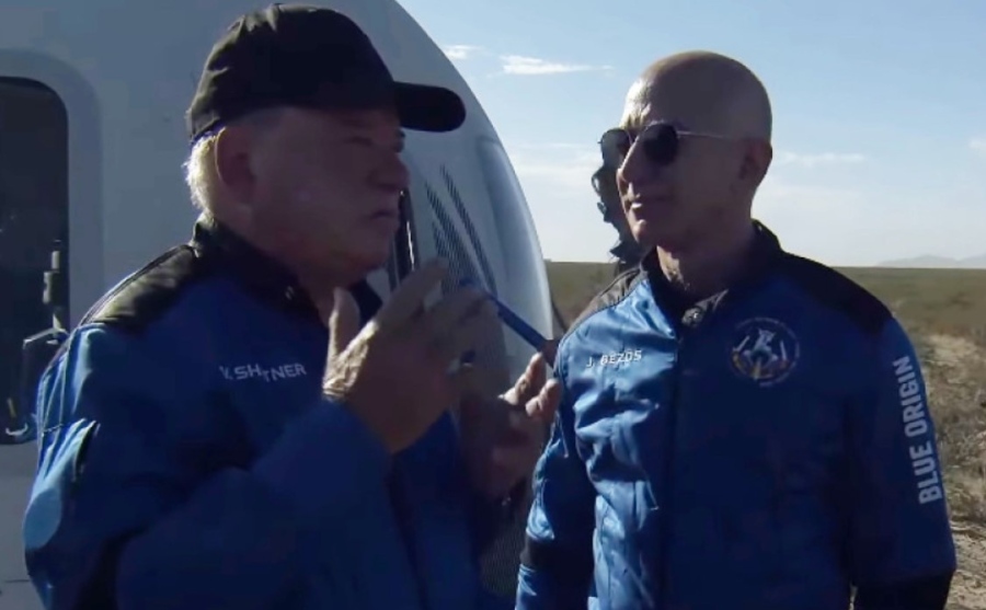 Актьорът, изиграл капитан Кърк в Стар Трек, летя в Космоса на 90 г.