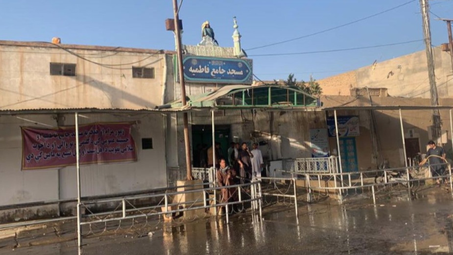 Най малко 33 души са загинали и повече от 70 са