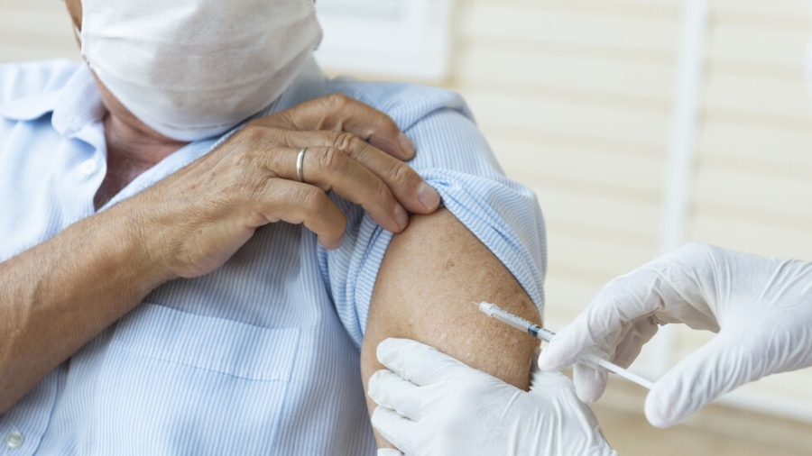 Проучване: 71% от гърците са съгласни с ограниченията за неваксинирани