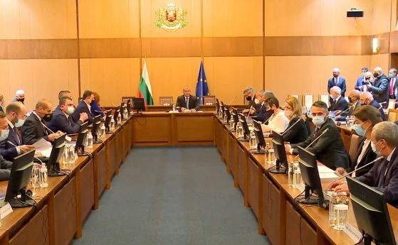 Президентът Радев призова да не се политизират причините за енергийната