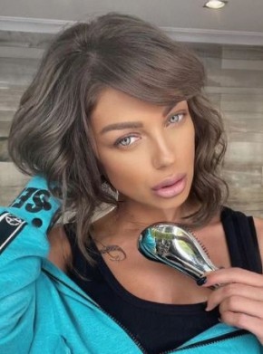 Емануела е поредната фолк певица която си оперира носа и