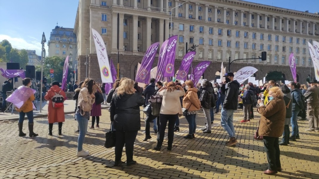 Синдикални и работодателски организации излязоха на протест в центъра на