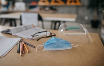 Сериозно се затягат противоепидемичните мерки в училищата като обаче държавата