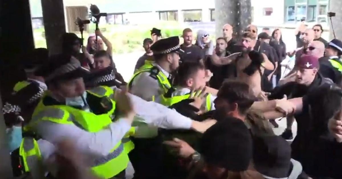 Протестиращи атакуваха британски министър в Лондон Кадри от социалните мрежи показват