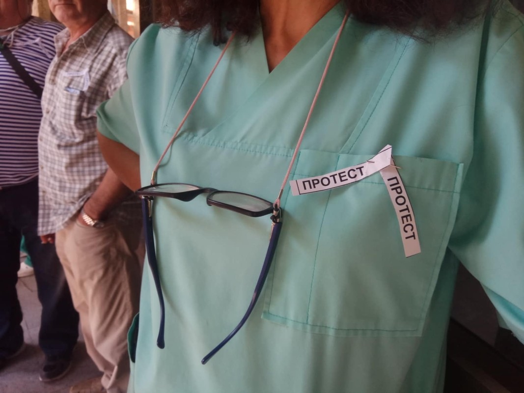 Протест на лекари медицински сестри шофьори на линейки и санитари