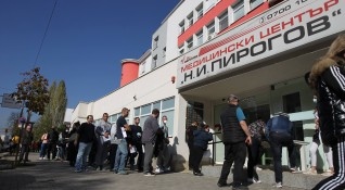 Опашки за ваксинация днес се образуваха и пред Пирогов Ден