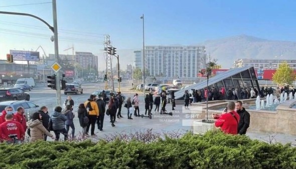 Пред някои от столичните търговски центрове се извиха дълги опашки