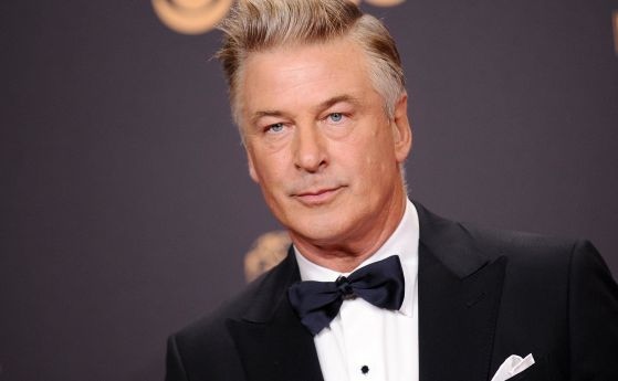 Актьорът Алек Болдуин стреля с реквизитен пистолет по време на