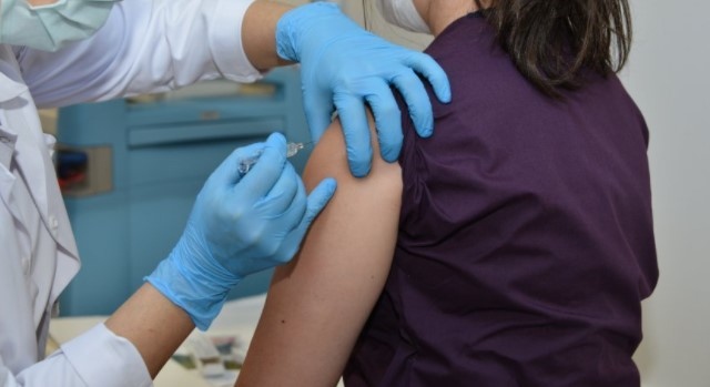 Изнесени пунктове и дежурни кабинети за имунизация срещу COVID 19 ще