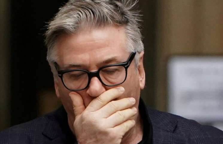 Асистент режисьор е подал фаталното оръжие на актьора Алек Болдуин с