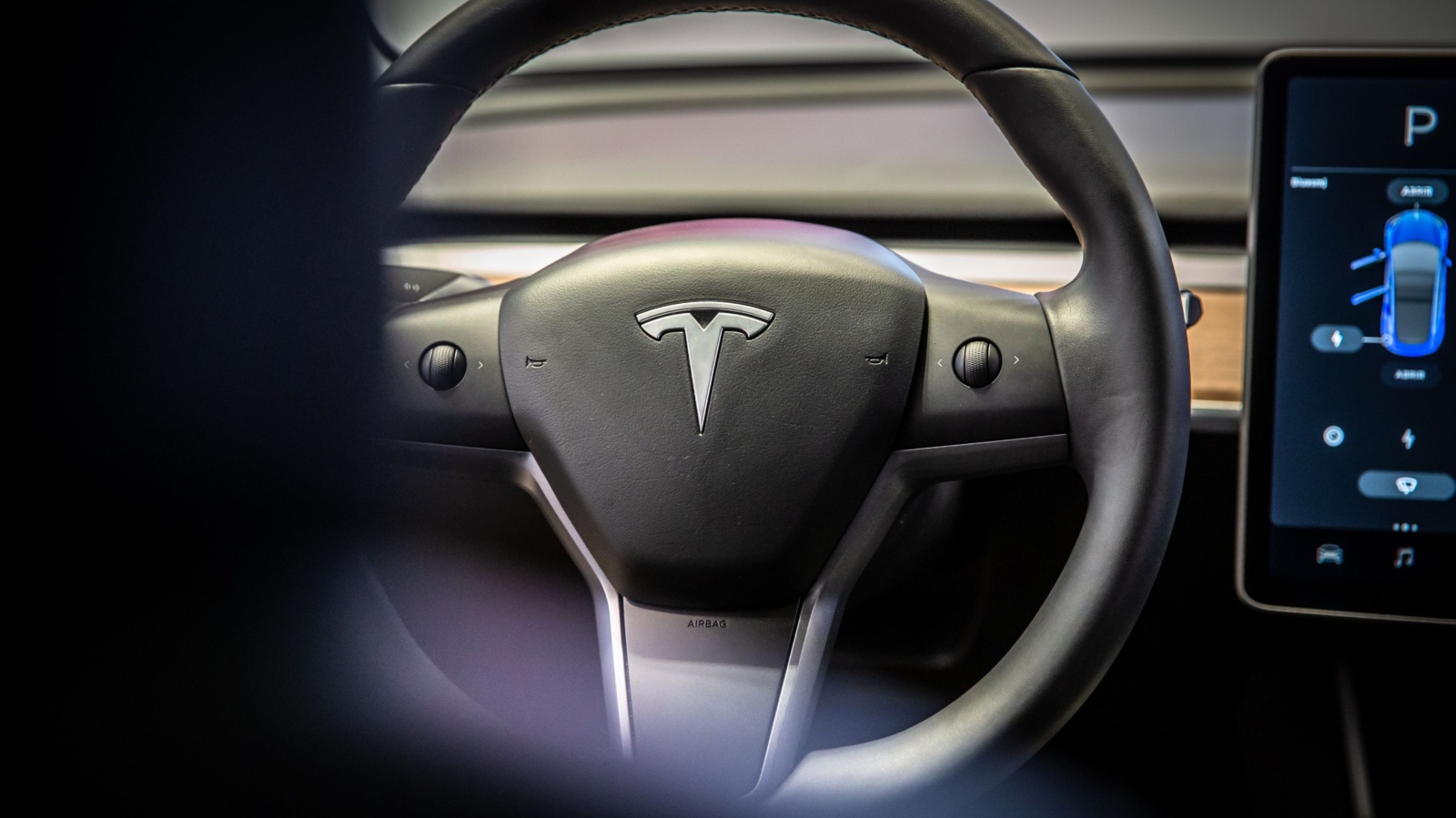 Tesla спира тестовете на усъвършенстваната версия на автопилота си поради