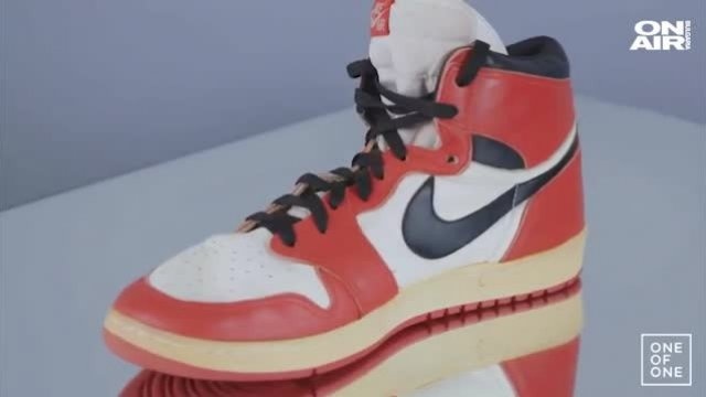 Чифт кецове носени от суперзвездата на баскетбола Майкъл Джордан бяха