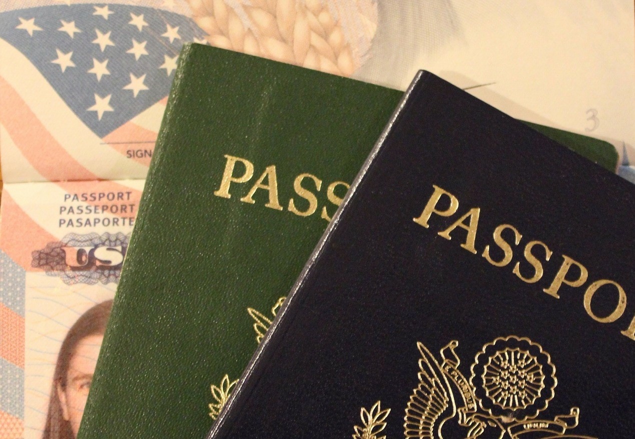 САЩ издадоха първия полово неутрален паспорт съобщиха от Държавния департамент