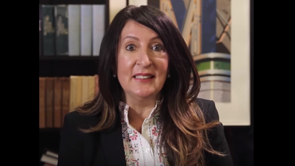 Изпълнени с ентусиазъм за наближаващия Хелоуин поканихме Нейно Превъзходителство посланикът