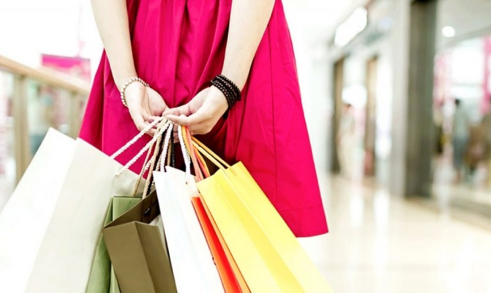 Тийнейджъри изкарват по някой лев като помагат в шопинга на