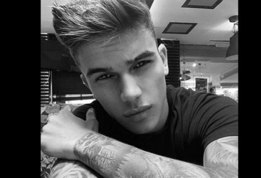 Днес погребваха талантливият поп фолк изпълнител Денис Теофиков чиято загуба