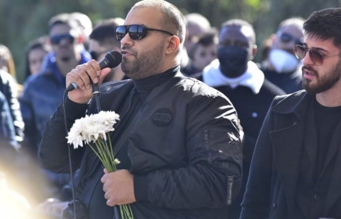 На потресаваща гавра и пиар шоу превърна погребението на младия