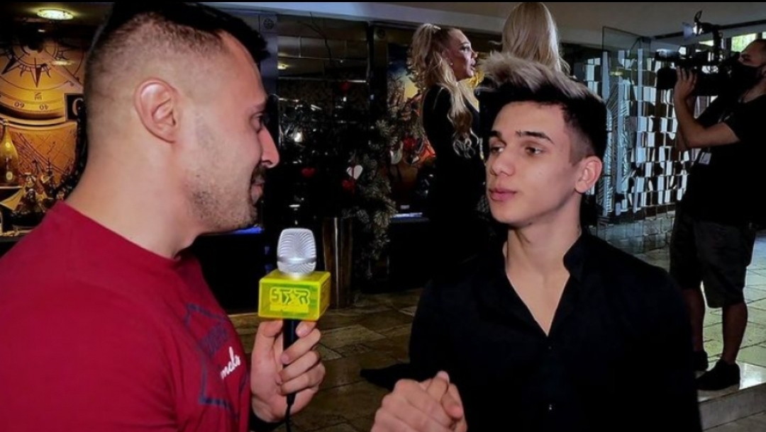 Преди няколко дни младият поп фолк певец Денис Теофиков сложи