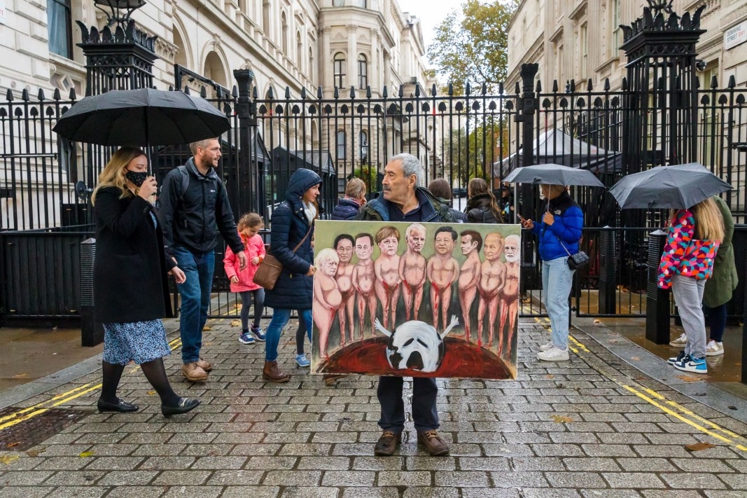 Наред със световните лидери хиляди протестиращи от цял свят пристигнаха