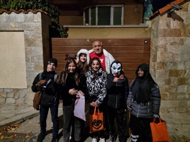 Деца облечени в страшни костюми минаха и през дома на