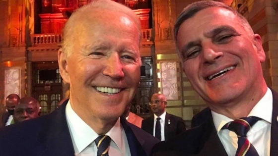 Премиерът Стефан Янев публикува снимки на които позира с политически