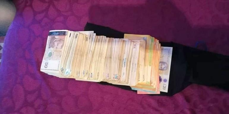 Голяма сума пари и списъци на хора с личните им