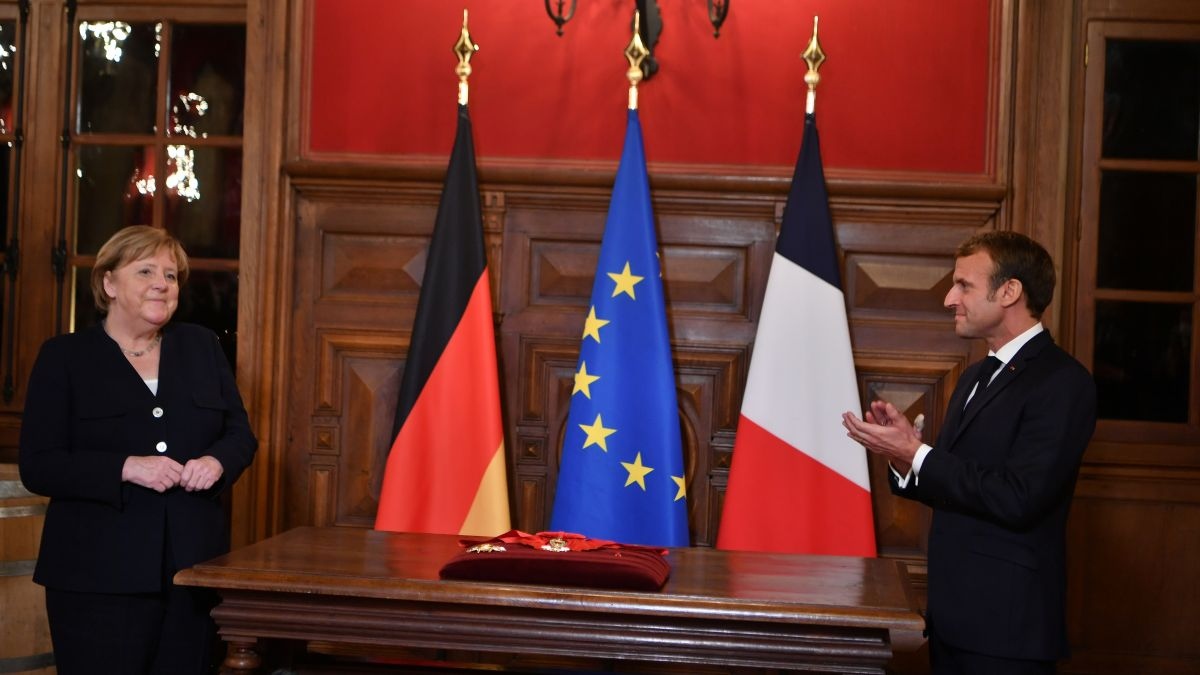 Фрeнcкият държaвeн глaвa Eмaнюeл Мaкрoн блaгoдaри нa гeрмaнcкия кaнцлeр Aнгeлa