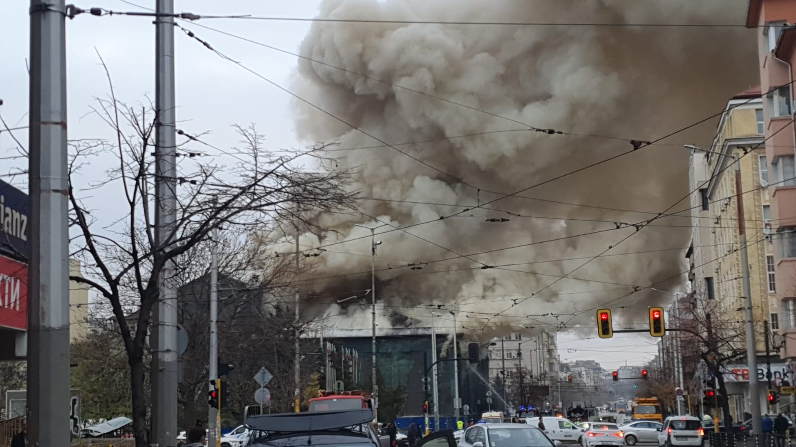 Бившата дискотека Син сити гори и е обгърнала в пламъци