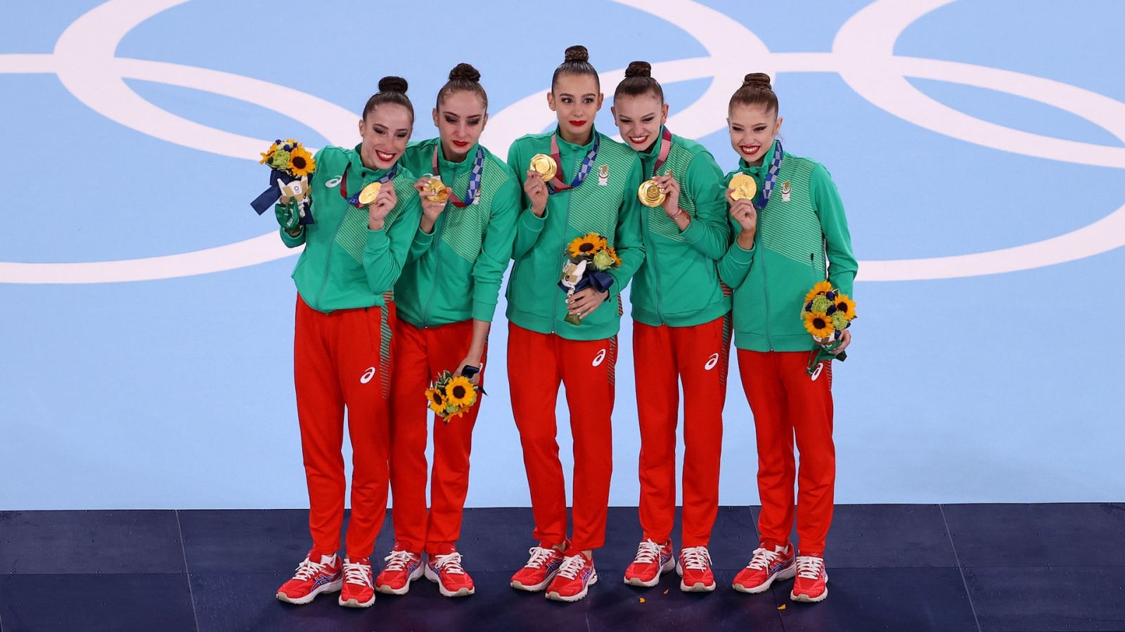 Златните момичета на България от националния ансамбъл по художествена гимнастика
