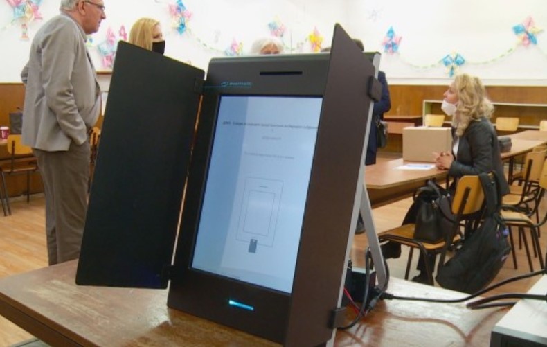 Всички служители на Районната избирателна комисия РИК в Добрич са