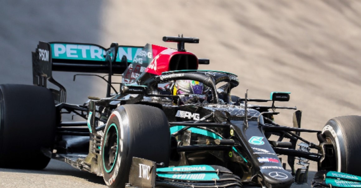 В страхотна битка на Интерлагос Люис Хамилтън с Мерцедес триумфира